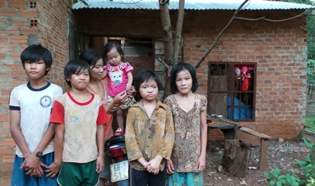 Mẹ và 5 anh chị em của Hảo trước căn nhà họ đang sinh sống