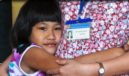 Hảo quấn quýt bên bà Mỹ Hạnh, Giám đốc Trung tâm nuôi dưỡng