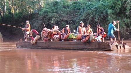 Con đò không có máy đẩy phụ thuộc vào sức kéo của người thanh niên