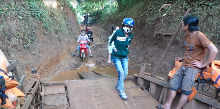 Mỗi ngày có hàng trăm lượt người qua bến đò tự phát