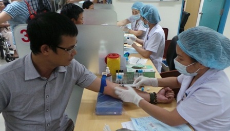 Bàn lấy máu làm xét nghiệm tại bệnh viện Đại học Y Dược