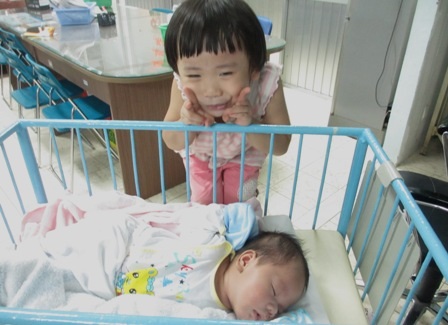 Bé trai thiếu bầu sữa mẹ đang được theo dõi tại bệnh viện