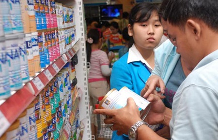 Sữa bột trẻ em: Quảng cáo tùy tiện, không niêm yết giá - 1