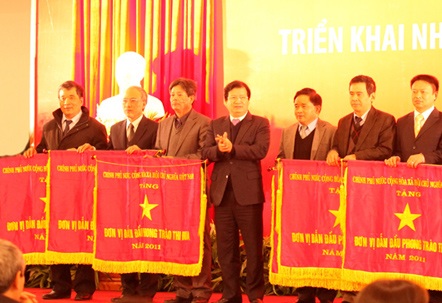VINACONEX nhận cờ thi đua xuất sắc năm 2011 do Chính phủ trao tặng - 4