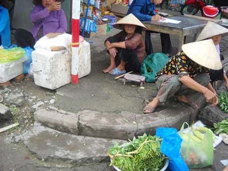 Con nghiện vô cớ đánh trọng thương bà lão bán rau - 1 Hiện trường nơi Nguyễn Thanh Tùng đánh dã man bà lão bán rau 76 tuổi