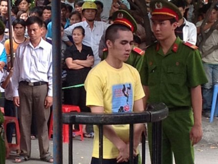 Bị cáo Nguyễn Tấn Dững trước vành móng ngựa