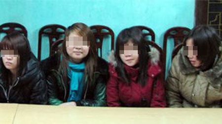 Gần 20 thiếu nữ thoát khỏi “tổ quỷ”