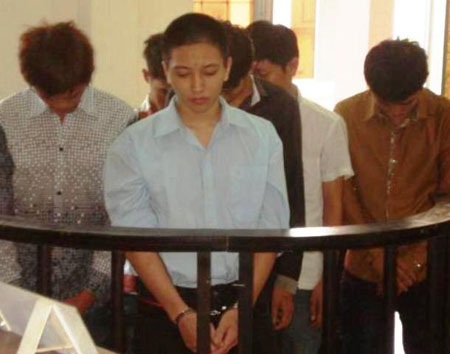 Hơn 9 năm tù vì ăn trộm cây cảnh - 1 Hơn 9 năm tù vì ăn trộm cây cảnh