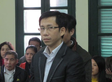 Thao túng chứng khoán, giả mạo hồ sơ vay tiền ngân hàng