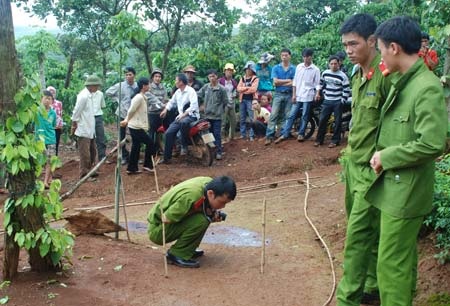 Soi đèn pin để người giúp việc giết chồng