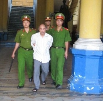 Người cha đốt con gái lĩnh án chung thân - 1 Người cha đốt con gái lĩnh án chung thân