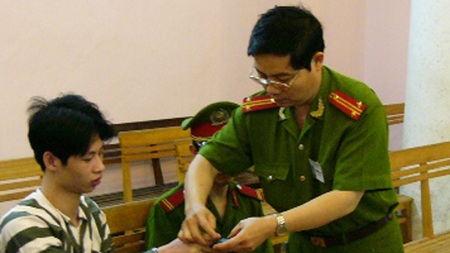 Chuyện của người 10 năm “gác” án tử tù - 3 Từng khóc cùng tử tù