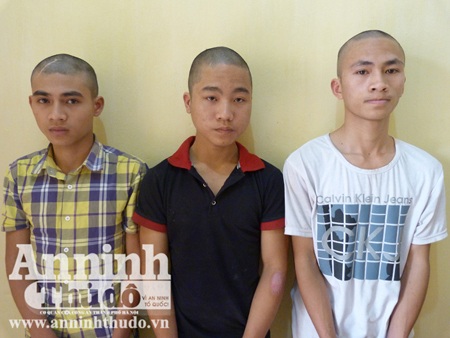 Hiếp dâm tập thể vì xem phim sex trên điện thoại di động - 1 Hiếp dâm tập thể vì xem phim sex trên điện thoại di động