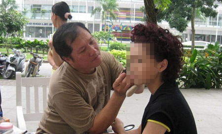 Phan Hiếu trang điểm cho một nữ diễn viên.