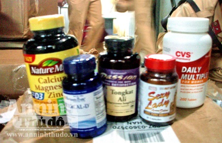 Hà Nội: Phát hiện kho thuốc kích dục "lậu" trên xe Innova - 2 Hà Nội: Phát hiện kho thuốc kích dục lậu trên xe Innova