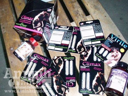 Hà Nội: Phát hiện kho thuốc kích dục "lậu" trên xe Innova - 4 Hà Nội: Phát hiện kho thuốc kích dục lậu trên xe Innova