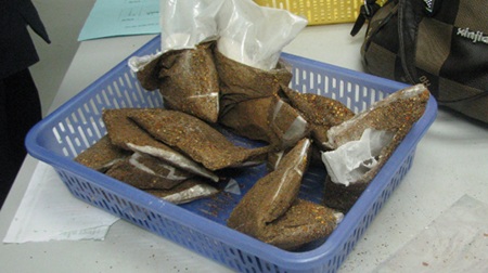 5,9kg ma túy giấu trong bột ớt và đế đèn cầy - 2 5,9kg ma túy giấu trong bột ớt và đế đèn cầy