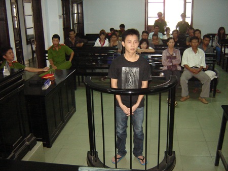 Bị ép uống bia, đâm chết bạn