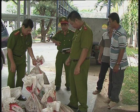 Xử lý nghiêm nạn khai thác quặng trái phép - 1 Quặng khai thác trái phép bị bắt giữ.