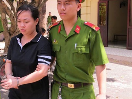 Dùng chày đâm tiêu đánh chết người "bị tà" - 1 Dùng chày đâm tiêu đánh chết người bị tà