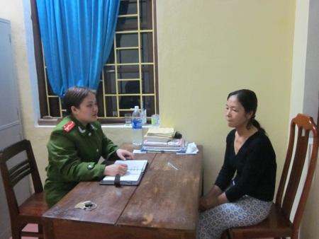 Căn bệnh thế kỷ và mong ước của người đàn bà bất hạnh - 1 Quản giáo Tâm đang trò chuyện, động viên phạm nhân Đinh Thị Hưng
