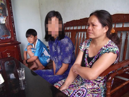 Bé gái thiểu năng trí tuệ bị xâm hại - 1 Bé Quyên (áo xanh, ở giữa) nạn nhân bị yêu râu xanh hiếp dâm
