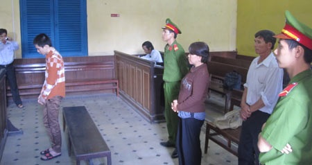 Kẻ sát nhân nghiện sex gây trọng án vì kẹo kích dục - 1 Trần Vinh Quang cùng mẹ tại tòa.