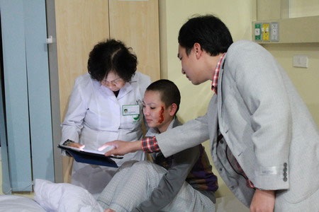 Cô gái bị xăm "quái vật" vào mặt và ngực mang thương tật 30% - 2 Cô gái bị xăm quái vật vào mặt và ngực mang thương tật 30%