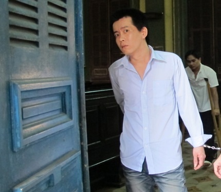 Đổ xăng thiêu sống vợ hờ rồi tự sát