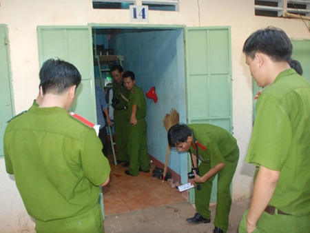 Đến thăm con, bị vợ đâm chết