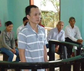 Lái xe say rượu đâm chết 2 vợ chồng, lĩnh án 7 năm tù. - 2 Bị cáo Bùi Tấn Việt