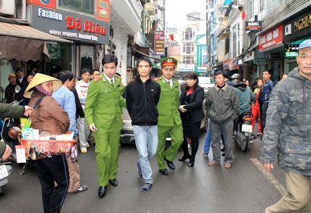 Lực lượng C47 bắt giữ, dẫn giải đối tượng liên quan đến ma túy.