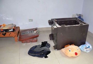 Chiếc két sắt bị phá tan tành. Ảnh:TK