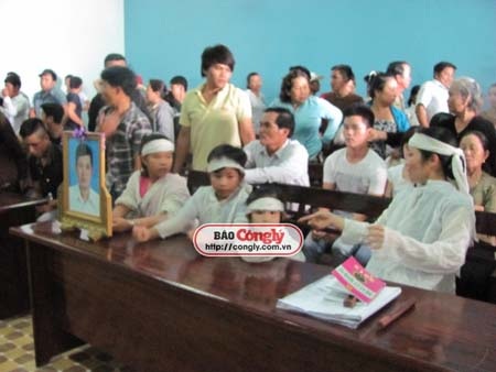 Nỗi đau sau bản án cháu giết cậu - 2 Vợ con nạn nhân trong mầu trắng khăn tang tại phiên tòa