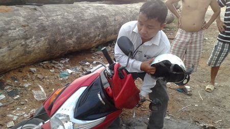 Anh Hiếu đang thuật lại cảnh bị đánh giật máy ảnh tại hiện trường ngày 12-8 - Ảnh: Sơn Lâm