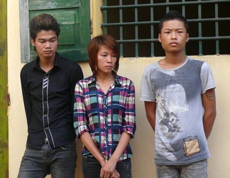 Bị “lột sạch” vì mê “gái lạ” - 1 Các đối tượng vụ án.