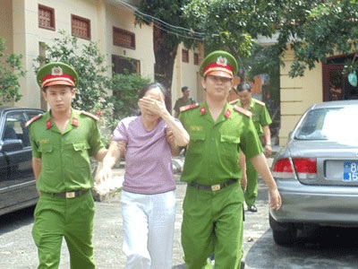 Bi kịch gia đình của người đàn bà mê “phi công trẻ” - 1 Bị cáo Hiệp bị dẫn giải về trại