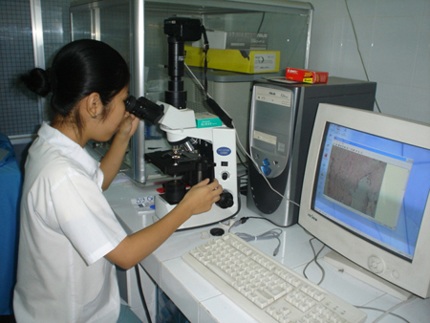 Cán bộ hiện trường đọc được nhiều thông tin từ hoa máu.