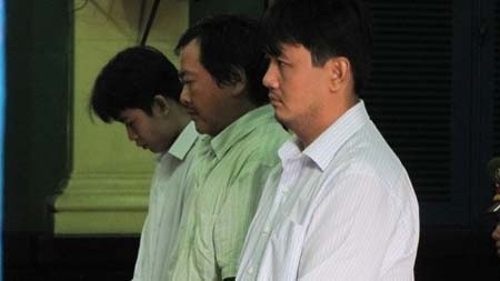 Bị cáo xin lỗi nhau rồi òa khóc trước tòa - 1 Các bị cáo đứng nghe Tòa tuyên án