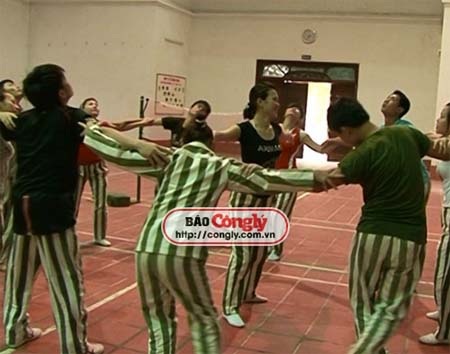 Vũ Thị Kim Anh: Đớn đau gửi lại ngoài song sắt! - 5 Vũ Thị Kim Anh (áo đen, đứng giữa) hăng say tập văn nghệ chào mừng Quốc khánh 2/9.