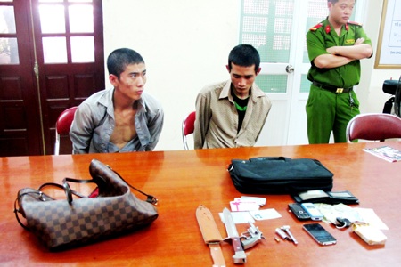 Nghẹt thở vây bắt 2 tên cướp dùng súng bắn công an - 1 Hai tên cướp và tang vật tại cơ quan công an.