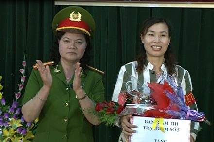 Người đẹp trại giam và cuốn tự truyện cuộc đời - 2 Rạng rỡ ngày nhận phần thưởng từ Thượng tá Nguyễn Thị Can (Phó giám thị Trại giam số 5)