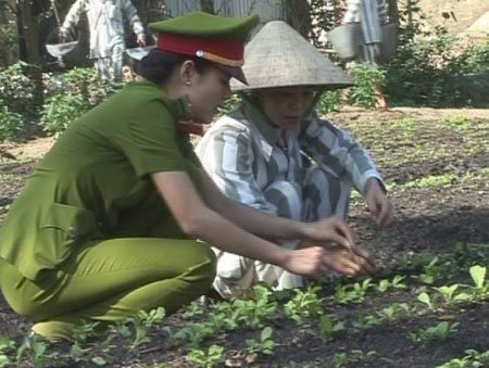 Trung úy Huệ hướng dẫn phạm nhân trồng rau sạch.