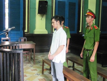Bỏ thuốc kích dục vào sữa cho bạn gái nhí uống rồi… hiếp dâm - 1 Nguyễn Đức Thanh cúi mặt nhận án