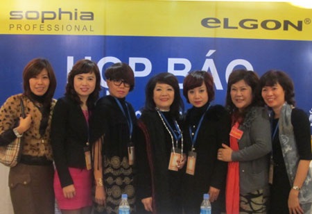 Ra mắt Liên hiệp các CLB ngành tóc phía Bắc - 2 Đại diện thương hiệu Sophia chụp ảnh cùng các thành viên trong liên hiệp