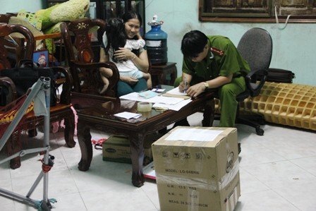 Phá đường dây đánh bạc công nghệ cao chưa từng có ở VN - 3 Công an khám xét ở nhà 1 đối tượng