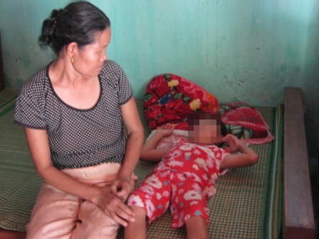 2 giờ giải thoát bé gái thiểu năng khỏi gã bệnh binh đồi bại - 2 Cháu T. sợ hãi khi gặp người lạ.