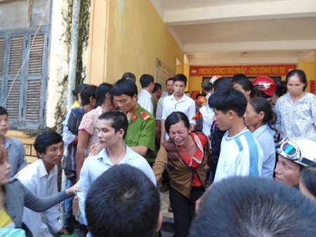 Người thân bịn rịn trong nước mắt khi chia tay các bị cáo sau phiên tòa