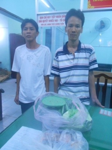 Nổ súng chỉ thiên, phá tan trường gà - 1 Nguyễn Đức Tài (áo kẻ ngang) - người đứng ra tổ chức đá gà ăn tiền tại nơi mình đang tạm trú.