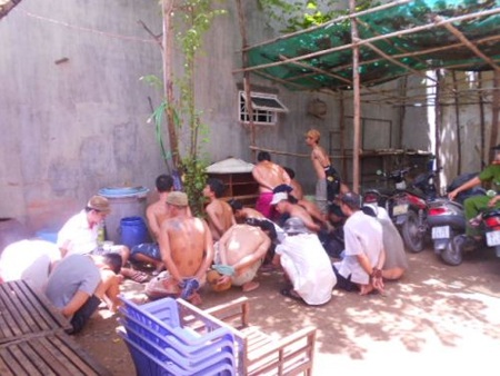 Nổ súng chỉ thiên, phá tan trường gà - 2 Các con bạc bị tóm gọn vì tham gia đá gà ăn tiền